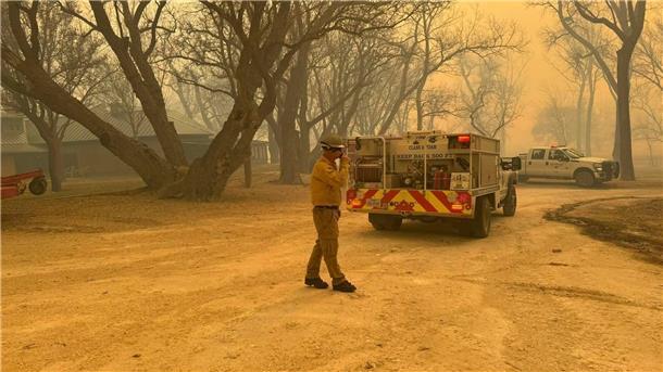 Mehrere Waldbrände wüten in Texas Die Feuerwehr kämpft im US-Bundesstaat Texas gegen mehrere sich schnell ausbreitende Waldbrände.