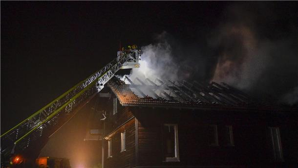 Die Feuerwehr löscht den Brand im Dachstuhl eines Hauses nach einem Blitzeinschlag.