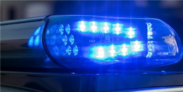 Gartenlaube am Sieverner See steht in Flammen Das Blaulicht auf einem Fahrzeug der Polizei leuchtet in der Dunkelheit.