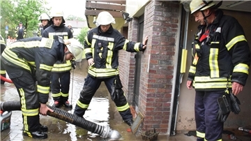 Die Feuerwehr pumpt einen Keller leer. Hausbesitzer können etwas dafür tun, dass solche Einsätze nicht notwendig sind.