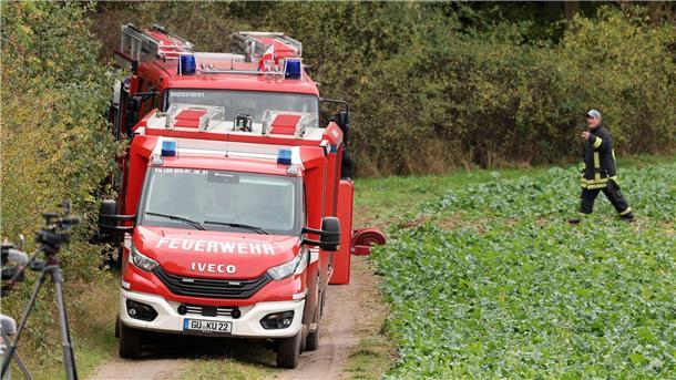 Vermisster Fabian ist tot - Erneute Spurensuche am Fundort Die Feuerwehr pumpte Wasser aus dem Tümpel ab.