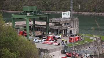 Die Feuerwehr sichert am 9. April den Ort der Explosion an einem Wasserkraftwerk am Stausee von Suviana ab.