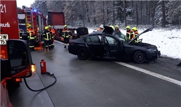 Die Feuerwehr sichert den Brandschutz am verunfallten PKW auf der A1.