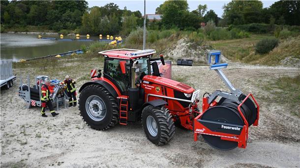 Spielerei oder Supergerät: Was kann ein Feuerwehr-Trecker? Die Feuerwehr Wiesmoor übt mit dem Trecker in einer Kriesgrube.