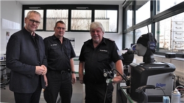 Die Feuerwehr wünscht sich eine modernere Feuerwehrtechnische Zentrale. Denn die derzeitige an der Otto-Hahn-Straße in Brake genüge den Anforderungen nicht mehr, sagen Kreisbrandmeister Heiko Basshusen (rechts) und sein derzeitiger Stellvertreter und baldiger Nachfolger Ralf Hoyer (Mitte). Die beiden hatten am Montag den CDU-Landtagsabgeordneten Björn Thümler zu Gast.