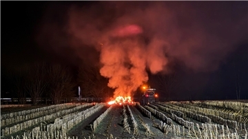 Feuer entlang der A27 - Was bekannt ist und was nicht Die Feuerwehr wurde am Donnerstagmorgen zu mehreren Bränden auf Feldern – wie hier in Loxstedt – entlang der A27 gerufen.