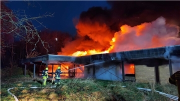 Die Feuerwehr löscht.