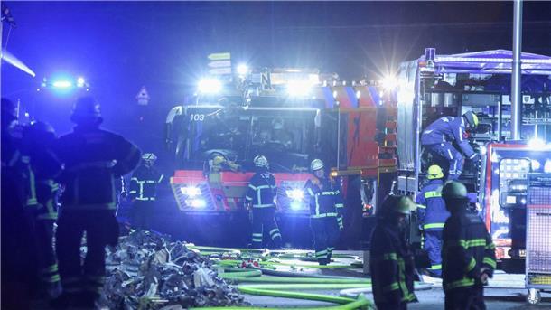 Löscheinsatz nach Großbrand Hamburger Hafen fast beendet Die Feuerwehrleute erhielten bei ihrem Einsatz im Hamburger Hafen Unterstützung von Löschrobotern aus Niedersachsen.