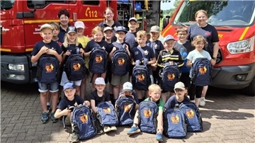 Die „Feuerwiesel“ aus Nieder Ochtenhausen feierten kürzlich Sommerfest und freuten sich über neue Rucksäcke. 