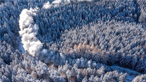 Weiterhin Winterwetter - Warnung vor Eisregen Die Fichtelbergbahn bahnt sich ihren Weg durch den verschneiten Winterwald im Erzgebirge.