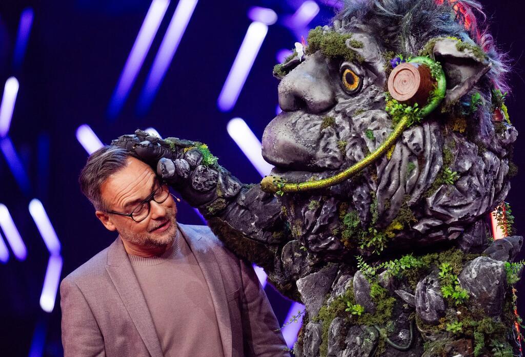 Katja Ebstein bei „The Masked Singer“ enttarnt Die Figur „Der Troll“ herzt den Moderator Matthias Opdenhövel.