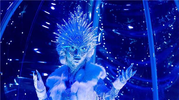 Die Figur „Die Eisprinzessin“ steht in der Prosieben-Show „The Masked Singer“ in Köln auf der Bühne.