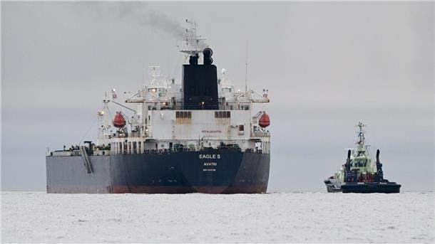 Neuer Sabotage-Verdacht in der Ostsee Die finnischen Ermittler halten seit Dezember die „Eagle S“ fest, die nach EU-Einschätzung zur russischen Schattenflotte zählen soll. (Archivbild)