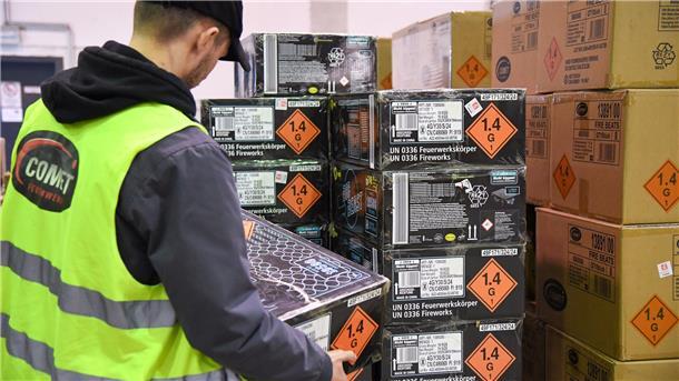 Pyrotechnik ist da: Comet Bremerhaven in den Startlöchern für Feuerwerksverkauf Die Firma Comet führt wieder ein Musterschießen des neuesten Feuerwerkes für die Medien durch. Sehr beliebt sind diese großen Batterien.