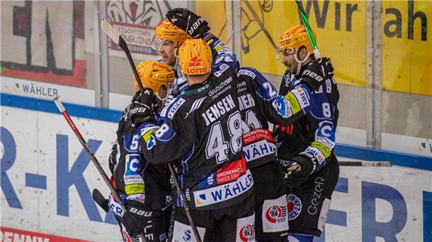 Pinguins trotzen allen Widrigkeiten und siegen beim Heimcomeback von Conrad Eine Jubeltraube von Eishockeyspielern. Es sind die Fischtown Pinguins aus Bremerhaven, die das zwischenzeitliche 1:1 bejubeln.