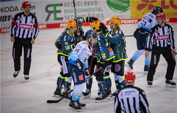 Die Fischtown Pinguins empfangen den ERC Ingolstadt in der Eisarena und geben ih...