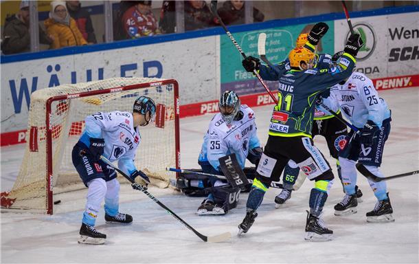 Die Fischtown Pinguins empfangen den ERC Ingolstadt in der Eisarena und geben ih...