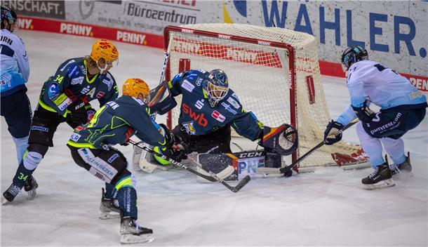 Die Fischtown Pinguins empfangen den ERC Ingolstadt in der Eisarena. Niklas Sved...