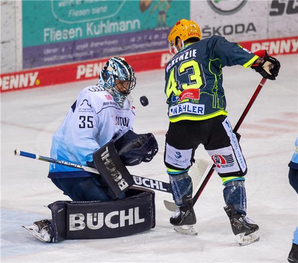 Die Fischtown Pinguins empfangen den ERC Ingolstadt in der Eisarena. Skyler McKe...