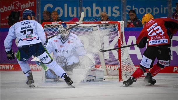Die Fischtown Pinguins erspielten sich gute Chancen gegen die Straubing Tigers. Hier scheitert Maxim Rausch.