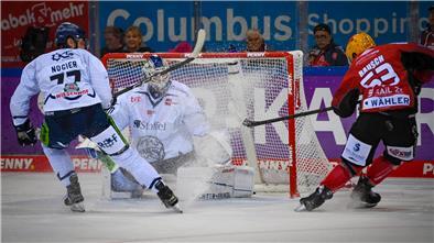 Die Fischtown Pinguins erspielten sich gute Chancen gegen die Straubing Tigers. Hier scheitert Maxim Rausch.