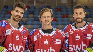 Die Fischtown Pinguins gruppieren sich vor den Playoff-Spielen mit den neuen Trikots. So auch der Slowenen-Sturm mit Verlic, Jeglic und Urbas.