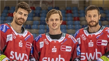 Die Fischtown Pinguins gruppieren sich vor den Playoff-Spielen mit den neuen Trikots. So auch der Slowenen-Sturm mit Verlic, Jeglic und Urbas.