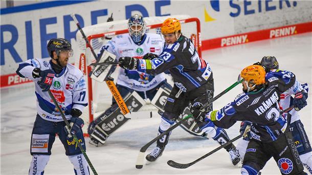 Eine Torraumszene im Eishockey. Bennet Roßmy und Nico Krämmer von den Fischtown Pinguins aus Bremerhaven machen Druck vor dem Tor der Iserlohn Roosters.