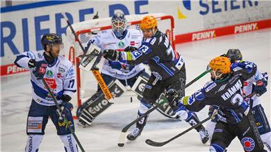 Eine Torraumszene im Eishockey. Bennet Roßmy und Nico Krämmer von den Fischtown Pinguins aus Bremerhaven machen Druck vor dem Tor der Iserlohn Roosters.