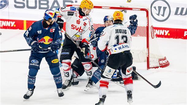 Pinguins mit spektakulärem Coup in München Eine Torraumszene in einem Eishockeyspiel. Die Fischtown Pinguins gastieren beim EHC Red Bull München.