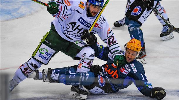 Die Fischtown Pinguins kämpfen wie harte Arbeiter. Hier hängt sich Cory Quirk am Boden rein.