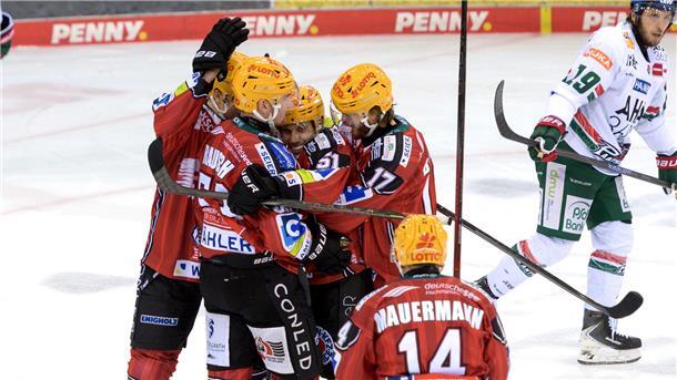 Eine rote Jubeltraube von Eishockeyspielern in roten Trikots. Die Spieler der Fischtown Pinguins aus Bremerhaven bejubeln ein Tor.