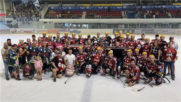 Die Fischtown Pinguins mit den mitgereisten Fans nach dem letzten Spiel beim Coup de Baines in der Schweiz gegen Ambri Piotta.