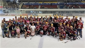 Die Fischtown Pinguins mit den mitgereisten Fans nach dem letzten Spiel beim Coup de Baines in der Schweiz gegen Ambri Piotta.