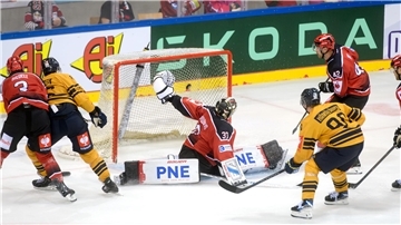 Eine Eishockey-Mannschaft schießt ein Tor. Die Fischtown Pinguins aus Bremerhaven zeigten sich in der Champions League gegen Lukko Rauma deutlich verbessert, doch eine Unachtsamkeit nutzten die Finnen eiskalt.