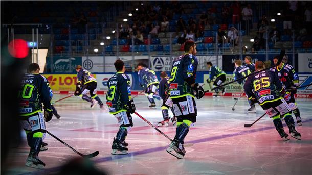 Spieler der Fischtown Pinguins auf dem Eis.