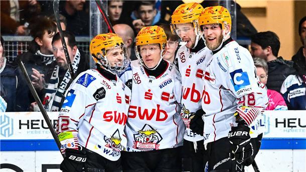 Fischtown Pinguins machen die Playoff-Qualifikation perfekt Die Fischtown Pinguins um Jubilar Ross Mauermann (2. v. li.) haben einen verdienten Sieg in Iserlohn eingespielt.