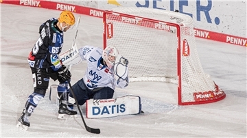 Ein Eishockey-Torhüter hält den Puck