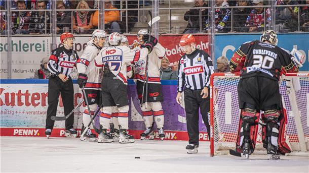 Sechs Tore und doch kein Sieg: Pinguins verlieren wildes Spiel gegen Nürnberg Die Fischtown Pinguins und die Nürnberg Ice Tigers lieferten sich eine torreiche Partie.