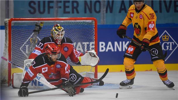 Zwei Eishockeyspieler im Zweikampf