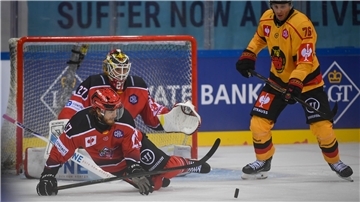 Zwei Eishockeyspieler im Zweikampf