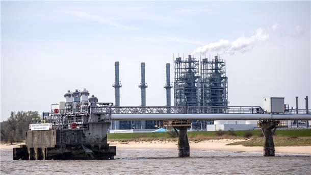 Finanzierung für Stader LNG-Terminal steht Die Fläche vor dem Industriepark Stade ist Teil der zukünftigen Hafenerweiterung für das geplante Import-Terminal für Flüssigerdgas.