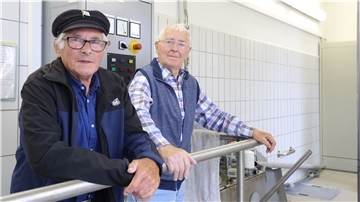Die Flächen Butjadingens werden über zwei Sielbauwerke entwässert – eines am Eckwardersiel und eines am Fedderwardersiel. Hier sind Friedrich Helmers (links) und Fritz Heidemann seit vielen Jahren Sielwärter.