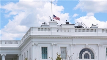 Die Flagge am Weißen Haus ist auf halbmast gesenkt.