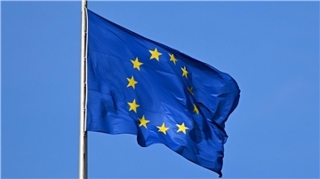 Die Flagge der EU auf dem Reichstag weht im Wind.