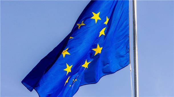 Preisdeckel für Gas kommt - Hilferuf aus Kiew Die Flagge der Europäischen Union weht im Wind.