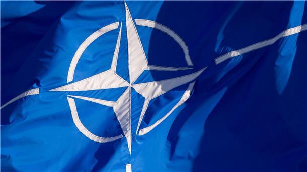 Die Flagge der Nato: In einer gemeinsamen Erklärung aller 31 Nato-Staaten heißt es, man verurteile Russlands Austritt.