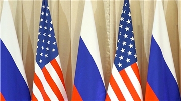 Die Flaggen von Russland und den USA.