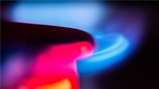 Vergleich: Deutscher Gaspreis relativ gering gestiegen Die Flamme eines Gasherdes brennt in einer Küche.