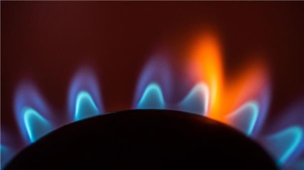 Die Flamme eines Gasherdes brennt in einer Küche - und soll möglichst auch im kommenden Jahr noch brennen können.